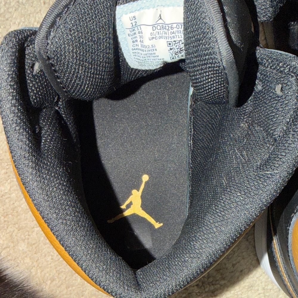 Nike Men's Black and Gold Air Jordan Sneakers - Picture 7 of 8
